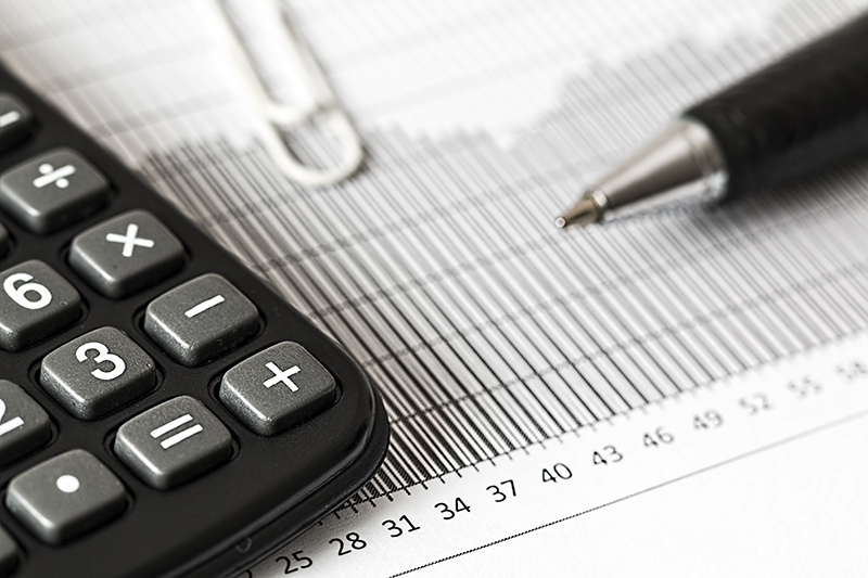 cómo obtener financiamiento, una calculadora, pluma y plan de negocios